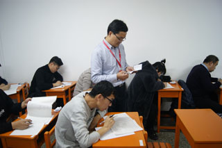 1国开巡考组张组长巡视考场情况.JPG